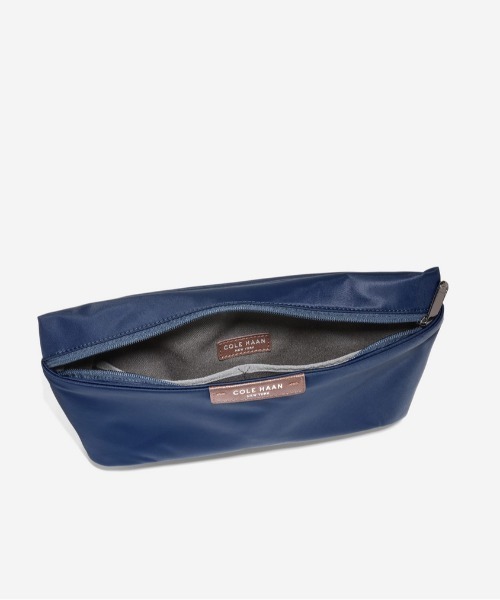 COLE HAAN（コールハーン）の「カールソン イーストウエスト スリング mens（ボディバッグ/ウエストポーチ・メンズ・ネイビー・OSFA）」の4枚目の写真