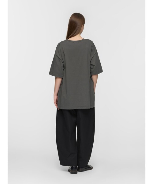 mizuiroind(ミズイロインド)の「mizuiro ind サイドスリットワイドチュニックTシャツ(Tシャツ/カットソー・レディース・ブラック/チャコールグレー/ネイビー/ベージュ/オフホワイト/ブルー・FREE)」の20枚目の写真