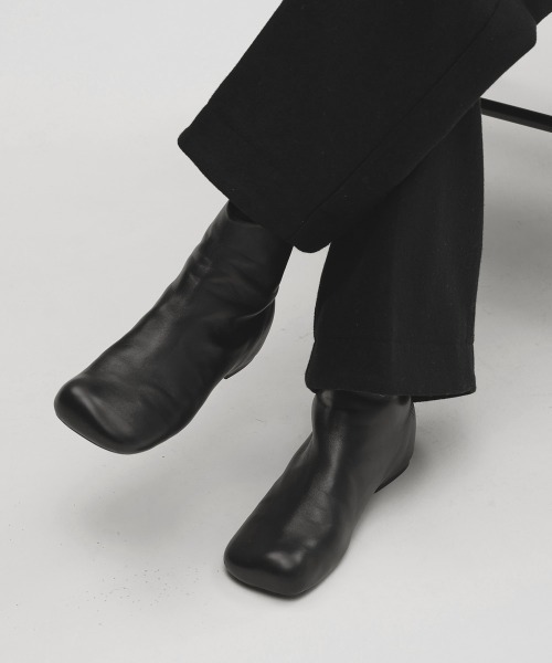TODAYFUL(トゥデイフル)の「Square Leather Flat Boots(ブーツ・レディース・ブラック・38inch/37inch/36inch)」の3枚目の写真