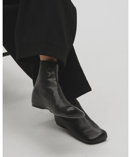 TODAYFUL(トゥデイフル)の「Square Leather Flat Boots(ブーツ・レディース・ブラック・38inch/37inch/36inch)」の4枚目の写真