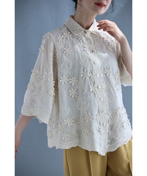 cawaii(カワイイ)の「2wayスリーブの花びら浮かぶ柔らかシャツトップス(シャツ/ブラウス・レディース・アイボリー・FREE)」の4枚目の写真