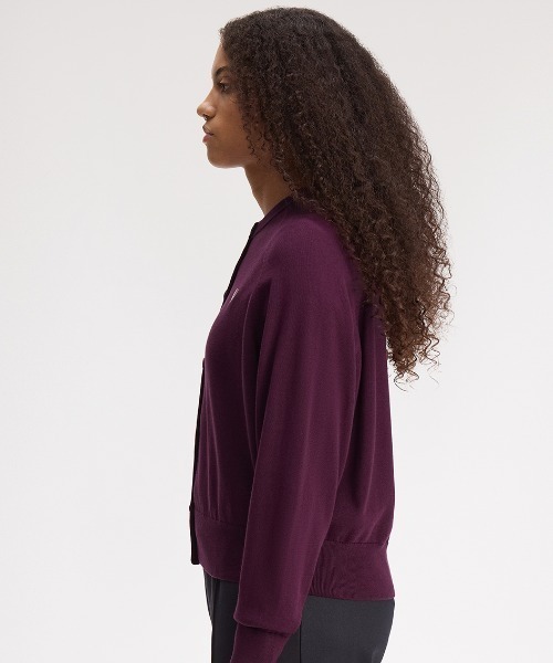 FRED PERRY(フレッドペリー)の「Crew Neck Cardigan/クルーネックカーディガン(カーディガン/ボレロ・レディース・ブラック/プラム・10/8)」の4枚目の写真