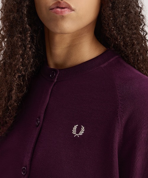 FRED PERRY(フレッドペリー)の「Crew Neck Cardigan/クルーネックカーディガン(カーディガン/ボレロ・レディース・ブラック/プラム・10/8)」の12枚目の写真