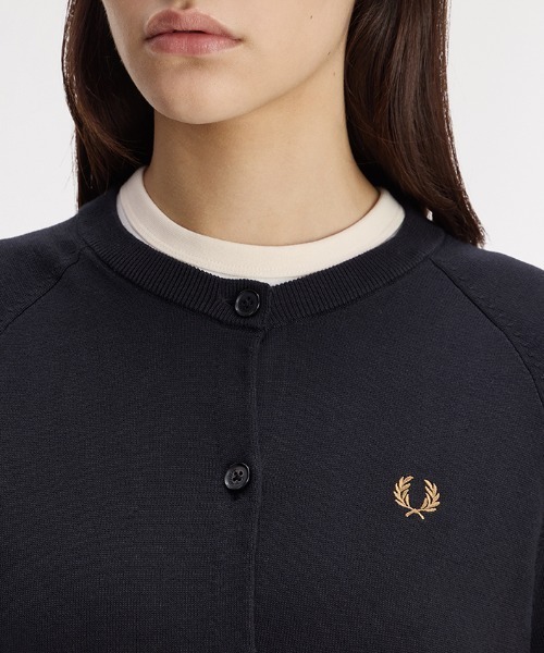 FRED PERRY(フレッドペリー)の「Crew Neck Cardigan/クルーネックカーディガン(カーディガン/ボレロ・レディース・ブラック/プラム・10/8)」の13枚目の写真