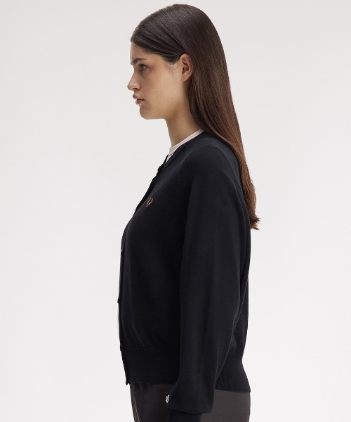 FRED PERRY(フレッドペリー)の「Crew Neck Cardigan/クルーネックカーディガン(カーディガン/ボレロ・レディース・ブラック/プラム・10/8)」の15枚目の写真