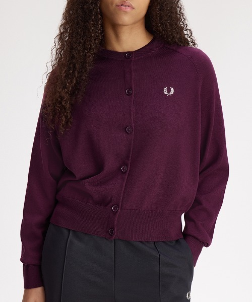 FRED PERRY(フレッドペリー)の「Crew Neck Cardigan/クルーネックカーディガン(カーディガン/ボレロ・レディース・ブラック/プラム・10/8)」の10枚目の写真