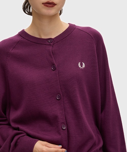 FRED PERRY(フレッドペリー)の「Crew Neck Cardigan/クルーネックカーディガン(カーディガン/ボレロ・レディース・ブラック/プラム・10/8)」の7枚目の写真