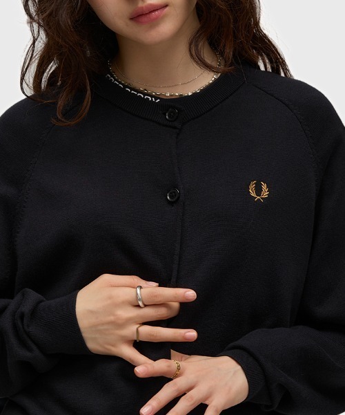 FRED PERRY(フレッドペリー)の「Crew Neck Cardigan/クルーネックカーディガン(カーディガン/ボレロ・レディース・ブラック/プラム・10/8)」の20枚目の写真