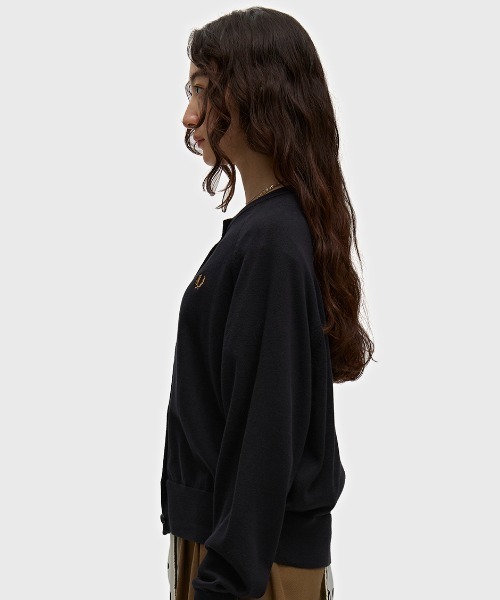 FRED PERRY(フレッドペリー)の「Crew Neck Cardigan/クルーネックカーディガン(カーディガン/ボレロ・レディース・ブラック/プラム・10/8)」の22枚目の写真