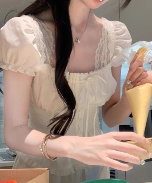 LUCPY(ラクピー)の「フラワーシャーリングペプラムブラウス(シャツ/ブラウス・レディース・イエロー・X-LARGE/LARGE/MEDIUM/SMALL)」の1枚目の写真
