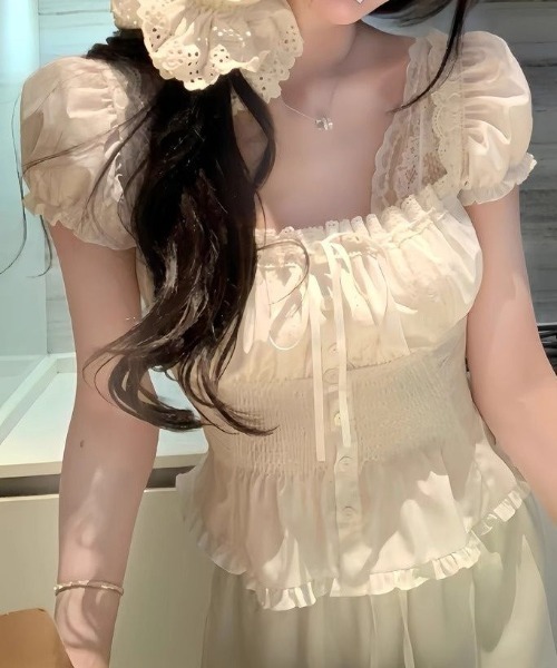 LUCPY(ラクピー)の「フラワーシャーリングペプラムブラウス(シャツ/ブラウス・レディース・イエロー・X-LARGE/LARGE/MEDIUM/SMALL)」の2枚目の写真