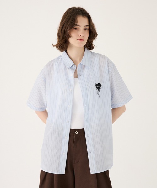 ONCILY(オンシェリー)の「MELTING HEART STRIPE SHIRT / メルティングハートストライプシャツ(シャツ/ブラウス・メンズ・ブラック/ホワイト/ブルー・LARGE/SMALL/MEDIUM)」の3枚目の写真