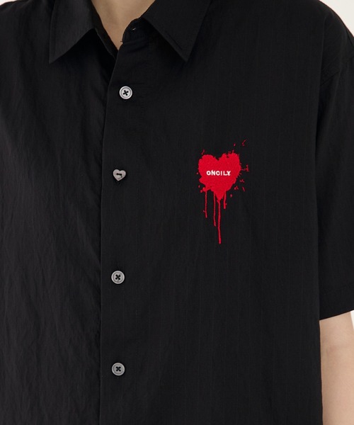 ONCILY(オンシェリー)の「MELTING HEART STRIPE SHIRT / メルティングハートストライプシャツ(シャツ/ブラウス・メンズ・ブラック/ホワイト/ブルー・LARGE/SMALL/MEDIUM)」の5枚目の写真