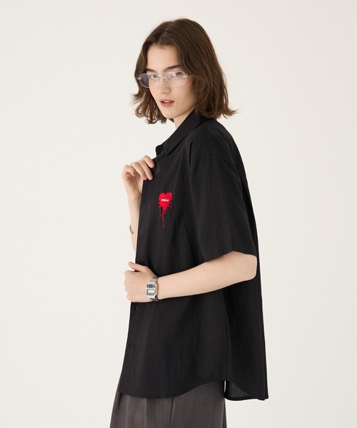 ONCILY(オンシェリー)の「MELTING HEART STRIPE SHIRT / メルティングハートストライプシャツ(シャツ/ブラウス・メンズ・ブラック/ホワイト/ブルー・LARGE/SMALL/MEDIUM)」の20枚目の写真
