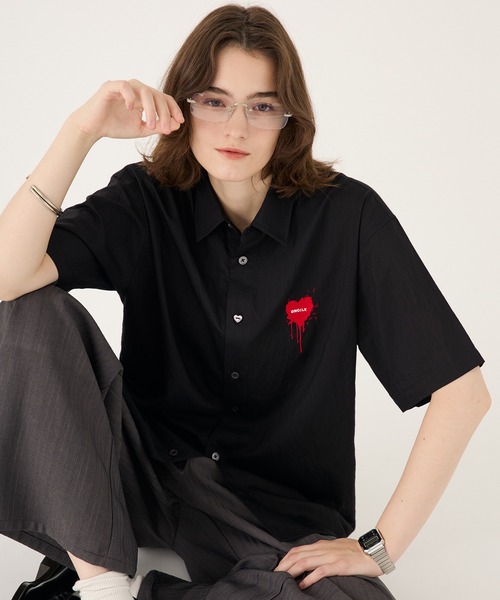 ONCILY(オンシェリー)の「MELTING HEART STRIPE SHIRT / メルティングハートストライプシャツ(シャツ/ブラウス・メンズ・ブラック/ホワイト/ブルー・LARGE/SMALL/MEDIUM)」の4枚目の写真