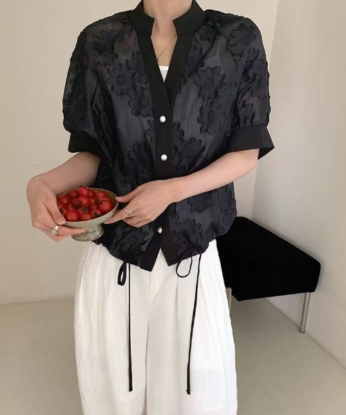 COCOMOMO(ココモモ)の「儚げな透け感 フラワージャガードブラウス シアーブラウス 半袖 花柄 ブラウス バルーンブラウス シャツ トップス スキッパー vネック 夏服(シャツ/ブラウス・レディース・ブラック/ホワイト・FREE)」の2枚目の写真