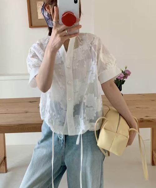 COCOMOMO(ココモモ)の「儚げな透け感 フラワージャガードブラウス シアーブラウス 半袖 花柄 ブラウス バルーンブラウス シャツ トップス スキッパー vネック 夏服(シャツ/ブラウス・レディース・ブラック/ホワイト・FREE)」の10枚目の写真