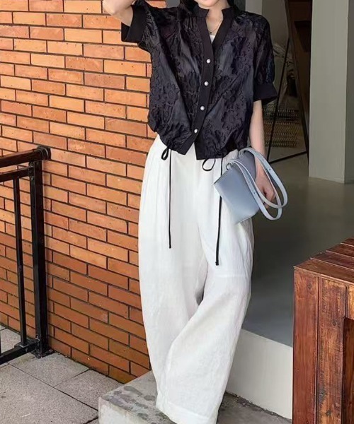 COCOMOMO(ココモモ)の「儚げな透け感 フラワージャガードブラウス シアーブラウス 半袖 花柄 ブラウス バルーンブラウス シャツ トップス スキッパー vネック 夏服(シャツ/ブラウス・レディース・ブラック/ホワイト・FREE)」の8枚目の写真