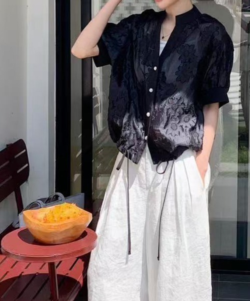 COCOMOMO(ココモモ)の「儚げな透け感 フラワージャガードブラウス シアーブラウス 半袖 花柄 ブラウス バルーンブラウス シャツ トップス スキッパー vネック 夏服(シャツ/ブラウス・レディース・ブラック/ホワイト・FREE)」の4枚目の写真