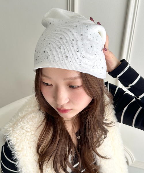 CLEA(クレア)の「ラインストーンビジュー付きニット帽(ニットキャップ/ビーニー・レディース・ブラック/ベージュ/ホワイト/グレー・FREE)」の1枚目の写真