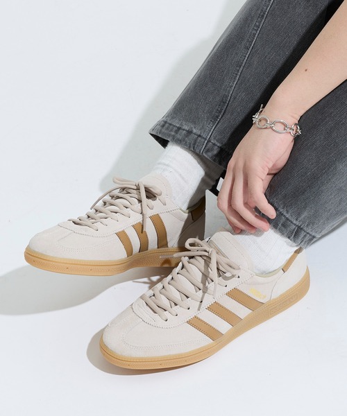 adidas（アディダス）の「ハンドボール [Handball Spezial Shoes] スニーカー / アディダスオリジナルス adidas Originals（スニーカー・メンズ・ベージュ・22.0cm/22.5cm/23.0cm/23.5cm/24.0cm/24.5cm/25.0cm/25.5cm/26.0cm/26.5cm/27.0cm/27.5cm/28.0cm/28.5cm/29.0cm）」の2枚目の写真