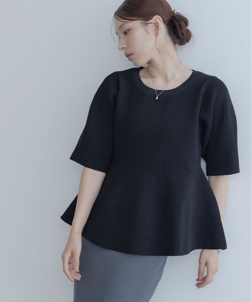 maviru(マヴィル)の「ハーフスリーブ ペプラム ニット トップス(ニット/セーター・レディース・チャコール/アイボリー/ブラック・FREE)」の1枚目の写真