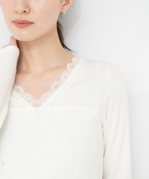URBAN RESEARCH(アーバンリサーチ)の「V-NECK LACE RIB TOPS(Tシャツ/カットソー・レディース・オフホワイト/ブラック・FREE)」の5枚目の写真