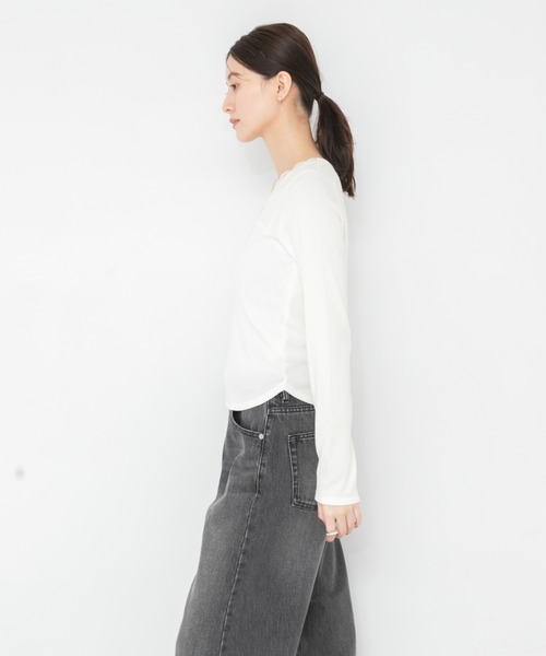 URBAN RESEARCH(アーバンリサーチ)の「V-NECK LACE RIB TOPS(Tシャツ/カットソー・レディース・オフホワイト/ブラック・FREE)」の7枚目の写真