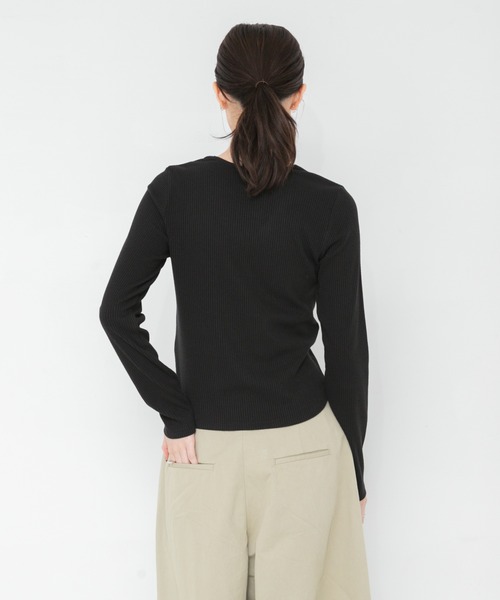 URBAN RESEARCH(アーバンリサーチ)の「V-NECK LACE RIB TOPS(Tシャツ/カットソー・レディース・オフホワイト/ブラック・FREE)」の11枚目の写真