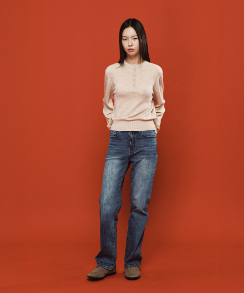 PLAC WOMEN(プレイス・ウィメン)の「カシミヤ ブレンド ヘンリーネック ニット ベージュ(ニット/セーター・レディース・ベージュ・MEDIUM/SMALL)」の2枚目の写真