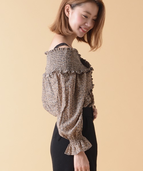 Chico（チコ）の「 2WAYシャーリングオフショルブラウス