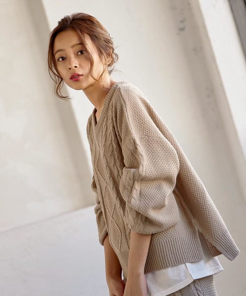 KOBE LETTUCE（コウベレタス）の「Vネックバルーン袖ケーブルニットトップス【セットアップOK】（ニット/セーター・レディース・ベージュ/ブラウン/アイボリー/ラベンダー/ダークネイビー・FREE）」の8枚目の写真
