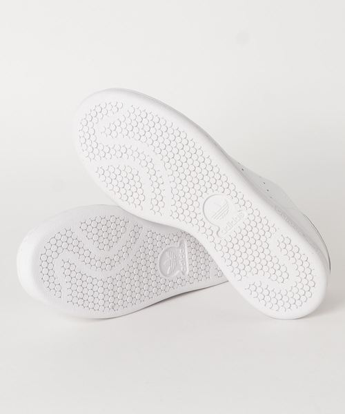 adidas Originals（アディダスオリジナルス）の「adidas Originals/アディダス オリジナルス STAN SMITH J/スタンスミス J（スニーカー・レディース・ホワイト×シルバー・22.5cm/23.5cm/24.5cm/24cm/23cm/25cm）」の2枚目の写真