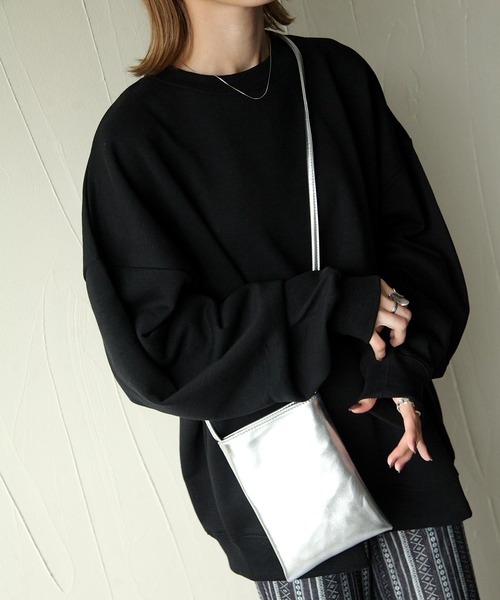 Chillfar（チルファー）の「裏起毛アソートプリントビッグシルエットトレーナー/オーバーサイズスウェット（スウェット・レディース・ベージュ/ブラウン/パープル/ネイビー/グリーン/ホワイト/ブラック/ブルー/ホワイト系/ホワイト系1/ホワイト系2/ブラック系/ブラック系1/ブラック系2/ブラウン系/ブラウン系2/ブラウン系3/ベージュ系/ベージュ系1/ベージュ系3/グリーン系1/ブルー系1・MEDIUM/LARGE）」の6枚目の写真