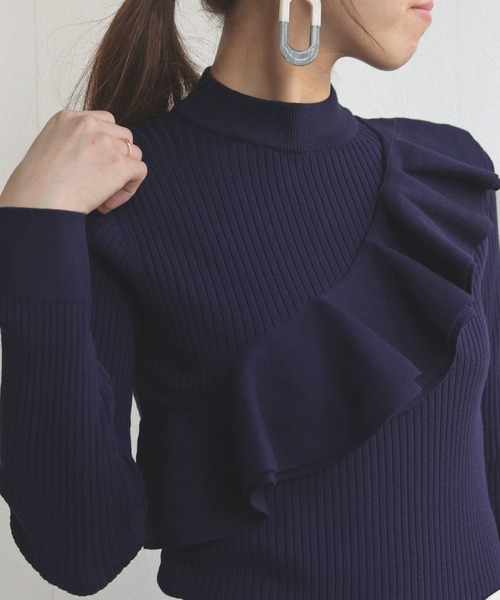 cheriella（シェリエラ）の「【cheriella】プチハイネックラッフルフリルリブニット（ニット/セーター・レディース・ブラック/ピンク/アイボリー/ラベンダー/ダークブルー・M）」の4枚目の写真