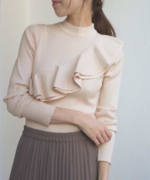 cheriella（シェリエラ）の「【cheriella】プチハイネックラッフルフリルリブニット（ニット/セーター・レディース・ブラック/ピンク/アイボリー/ラベンダー/ダークブルー・M）」の2枚目の写真