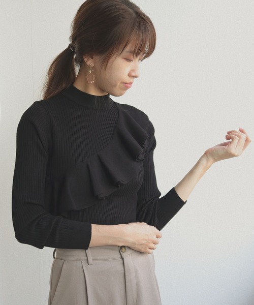 cheriella（シェリエラ）の「【cheriella】プチハイネックラッフルフリルリブニット（ニット/セーター・レディース・ブラック/ピンク/アイボリー/ラベンダー/ダークブルー・M）」の6枚目の写真