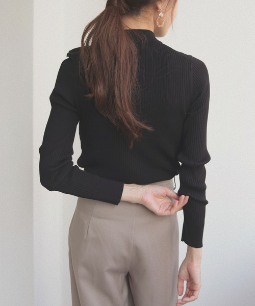 cheriella（シェリエラ）の「【cheriella】プチハイネックラッフルフリルリブニット（ニット/セーター・レディース・ブラック/ピンク/アイボリー/ラベンダー/ダークブルー・M）」の7枚目の写真