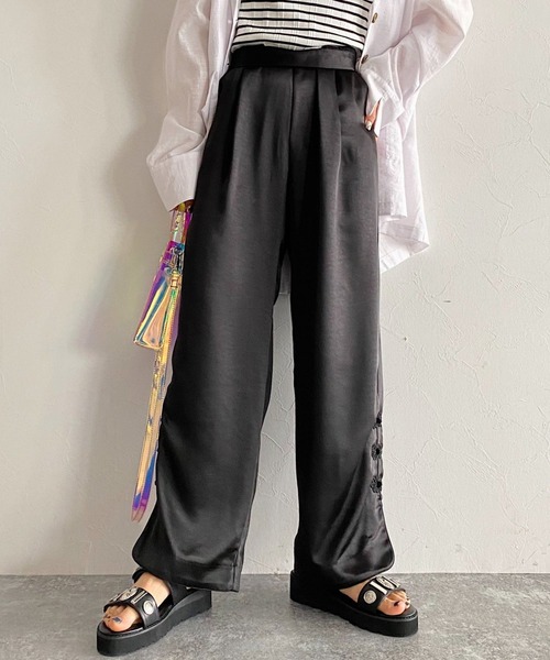 PAGEBOY（ページボーイ）の「チャイナスリットサテンパンツ（その他パンツ・レディース・ブラック/グレイッシュベージュ・FREE）」の3枚目の写真