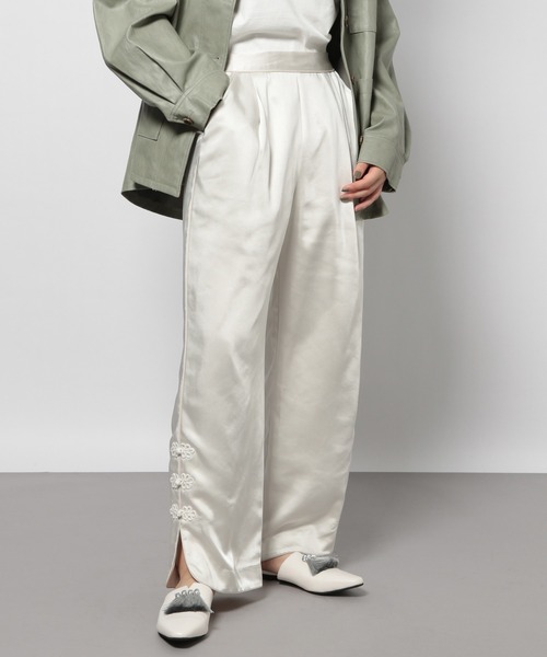 PAGEBOY（ページボーイ）の「チャイナスリットサテンパンツ（その他パンツ・レディース・ブラック/グレイッシュベージュ・FREE）」の7枚目の写真