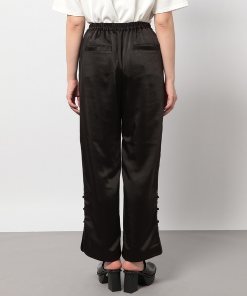 PAGEBOY（ページボーイ）の「チャイナスリットサテンパンツ（その他パンツ・レディース・ブラック/グレイッシュベージュ・FREE）」の4枚目の写真