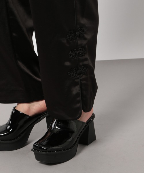 PAGEBOY（ページボーイ）の「チャイナスリットサテンパンツ（その他パンツ・レディース・ブラック/グレイッシュベージュ・FREE）」の8枚目の写真