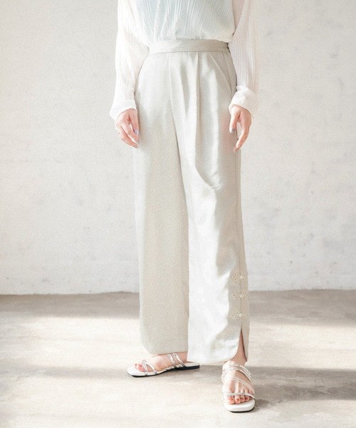 PAGEBOY（ページボーイ）の「チャイナスリットサテンパンツ（その他パンツ・レディース・ブラック/グレイッシュベージュ・FREE）」の5枚目の写真