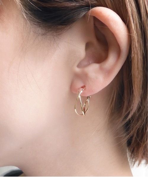 ISS（イズ）の「ISS: クロスライン フープピアス（ピアス（両耳用）・レディース・ゴールド/シルバー/ピンクゴールド・FREE）」の4枚目の写真