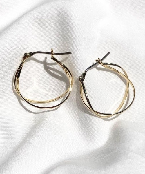 ISS（イズ）の「ISS: クロスライン フープピアス（ピアス（両耳用）・レディース・ゴールド/シルバー/ピンクゴールド・FREE）」の8枚目の写真
