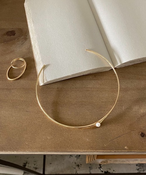 CAPRICIEUX LE'MAGE(カプリシューレマージュ)の「【GOLDY/ゴールディ】プチパールネックカフ(ネックレス・レディース・シルバー/ゴールド・ONE SIZE)」の2枚目の写真