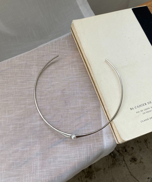 CAPRICIEUX LE'MAGE(カプリシューレマージュ)の「【GOLDY/ゴールディ】プチパールネックカフ(ネックレス・レディース・シルバー/ゴールド・ONE SIZE)」の4枚目の写真