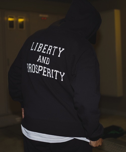 schott(ショット)の「【WEB LIMITED】セットアップ対応 Schott/ショット/HEAVY WEIGHT PARKA "Liberty and prosperity"/ヘビーウェイト パーカー(パーカー・メンズ・チャコールグレー/ダークグリーン/グレー・MEDIUM/LARGE/X-LARGE/XX-LARGE)」の2枚目の写真