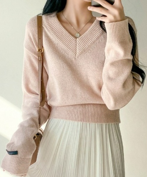 SONA（ソナ）の「SONA Vネッククロップニット（ニット/セーター・レディース・スカイブルー/パープル/グレー/ブルー/ライトグリーン/ライトピンク/ライトベージュ・FREE）」の2枚目の写真