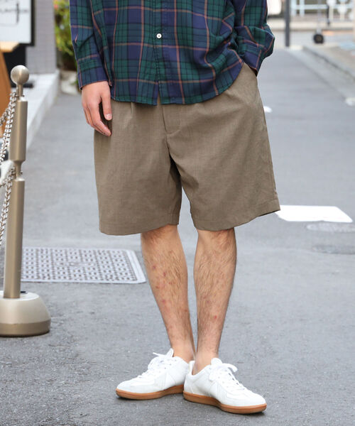 BEAMS(ビームス)の「BEAMS / EVALET(R) 2プリーツ ショーツ(その他パンツ・メンズ・ベージュ/チャコールグレー・LARGE/MEDIUM/SMALL/X-LARGE)」の1枚目の写真